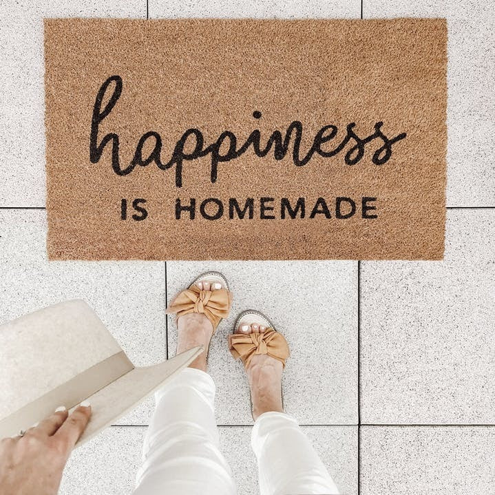 Kookoskynnysmatto, "Happiness is homemade"