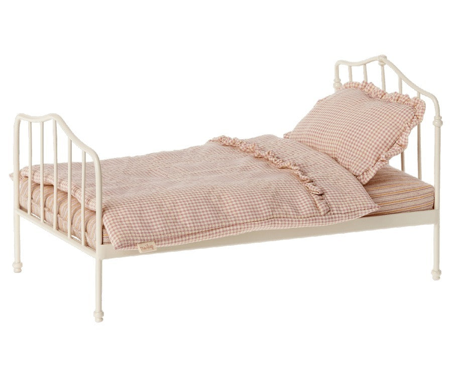 Valkoinen metallinen sänky & vaaleanpunaiset petivaatteet, Maileg